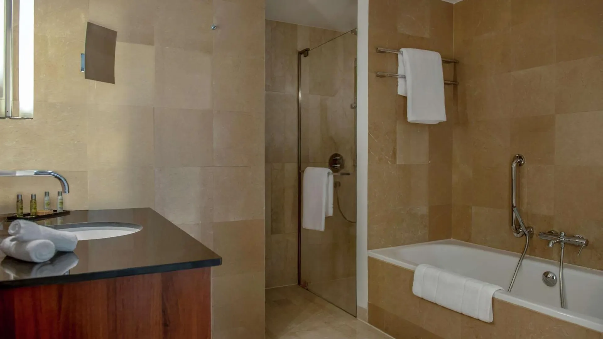 Hilton Beirut Downtown Otel 4*,  Lübnan